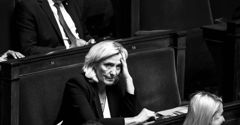 Clemence_Guette's tweet photo. Marine Le Pen annonce vouloir poursuivre les femmes voilées et leur mettre des amendes.

Voilà ce qu'est l'extrême droite : elle continue à traquer les musulmans, et avant tout les femmes, comme toujours.

C'est une mesure raciste, violente, contraire aux droits fondamentaux, qui n'existe dans aucun autre pays de la planète. 

La police du vêtement n'a aucun sens et ne sert à rien d'autre qu'à stigmatiser. Aristide Briand l'écrivait lui-même dans le préambule de la loi de 1905 sur la laïcité.

En 2027, nous l'emporterons face à ceux qui veulent le chaos partout et la division du pays. La France, ce n'est pas ça.