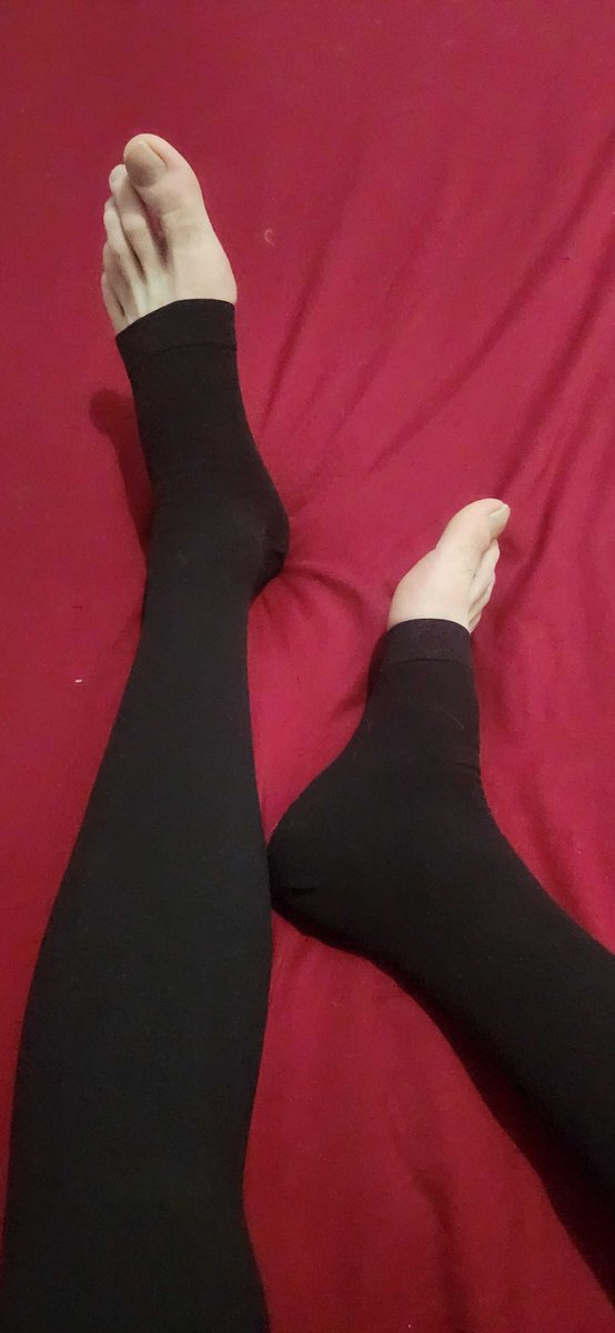 Ribbon_Vaskil's tweet photo. Went down a strange rabbit hole that lead me to finding out I have "nice #feet" (I don't like feet but other people do so... have this I guess...)

ON A SIDE NOTE; I'll be streaming Goblins Die with friends in like, 20 minutes.

Toeless compressions socks are comfy as fuck though https://t.co/smwekFnekk
