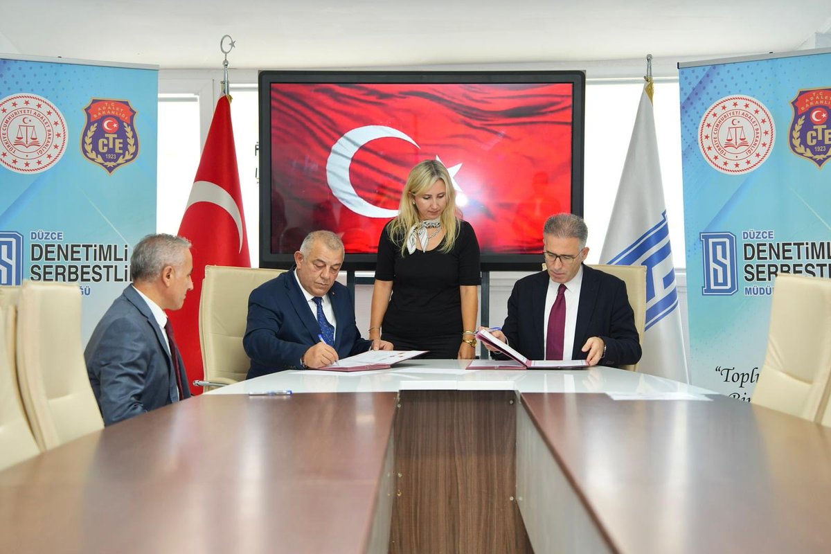 DuzceDsm's tweet photo. DÜZCE TİCARET ODASI İLE PROTOKOL.
Denetimli serbestlik tedbiri altında bulunan yükümlerin, ekonomik hayata aktif katılımlarının desteklenmesi amacıyla Düzce Cumhuriyet Başsavcılığı,  Denetimli Serbestlik Müdürlüğü Düzce Ticaret Sanayi Odası arasında işbirliği protokolü imzalandı. https://t.co/tiCjH0FrSL