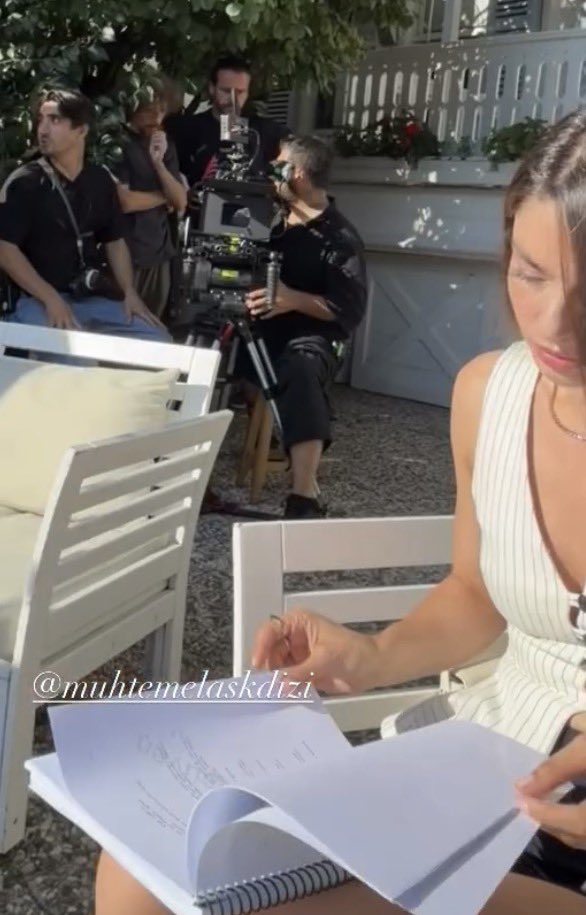defkadx's tweet photo. I‘m really excited to see what they‘re filming so long at Levent’s house with the whole cast. 🤔
#MuhtemelAşk #AyçaAyşinTuran https://t.co/X95UCQ6ciA