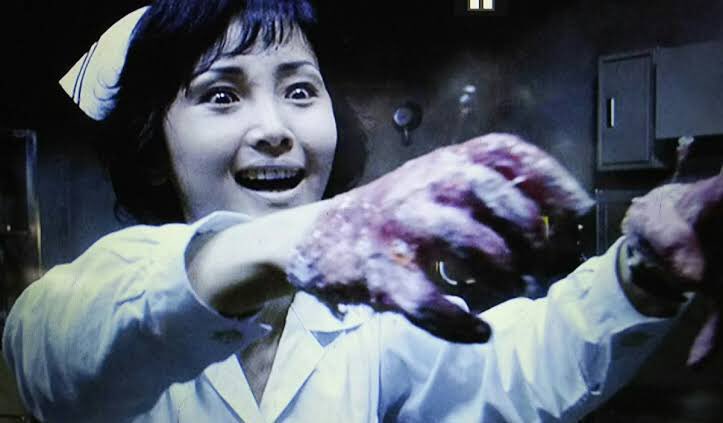 kyofu_movie's tweet photo. 「感染」(2004年)
世にも恐ろしい国産恐怖映画。医師も薬品も不足した末期の病院で展開される、地獄のような物語。緑の液体に侵食されてゆく恐怖。佐藤浩市、高嶋政伸、真木よう子、木村多江、南果歩、佐野史郎... Jホラー史上最強レベルの超豪華キャストがガチンコで戦慄の見せ場を盛り上げる傑作 https://t.co/rQAAeN76LX