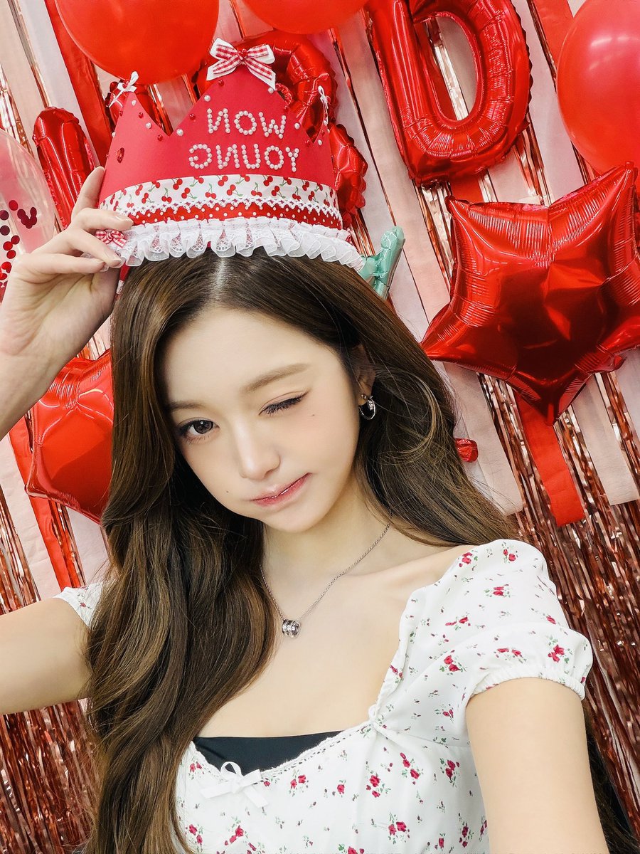MAGNAGNON's tweet photo. 나의 영원한 최애 원영이누나!!✨♥️🍎✨♥️
생일추카행!!!🎂🎁🎂🎁
나랑 다이브한테 럭키비키 원영적사고를 전파해줘서 고마워!!✨🎁✨🎁
앞으로도 계속 원영이누나를 응원할께!!
사랑해♥️✨🤍🎁✨🤍✨
#IVE #아이브 
#JANGWONYOUNG #장원영 
#HappyJANGWONYOUNGday https://t.co/FsFcgYlXRQ