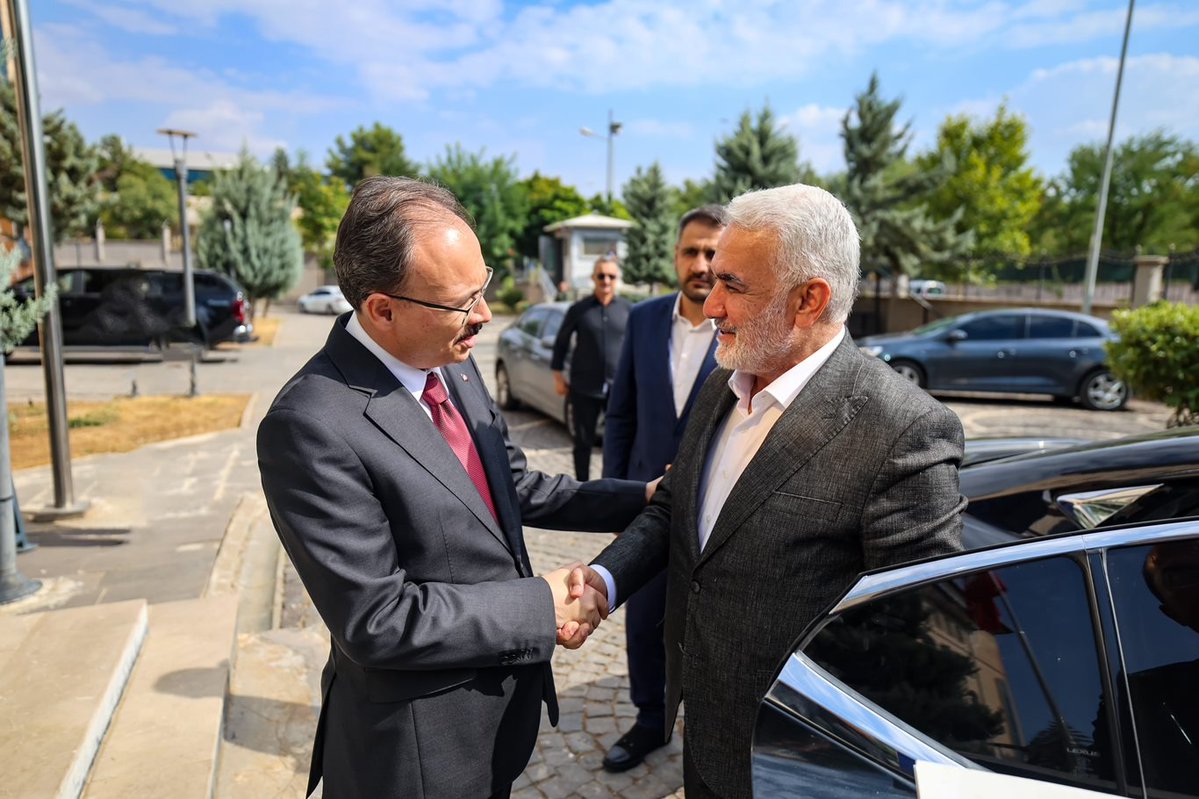 HurDavaPartisi's tweet photo. Genel Başkanımız Sayın Zekeriya Yapıcıoğlu, beraberindeki heyetle Siirt Valisi Kemal Kızılkaya'yı ziyaret etti. https://t.co/dT2k7wonXx