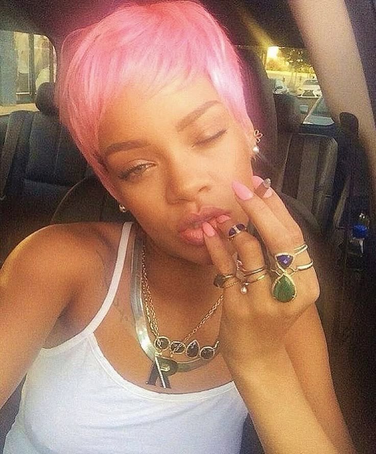 0nlynavy's tweet photo. Your daily dose of Rihanna. https://t.co/CYzrW6yK1R