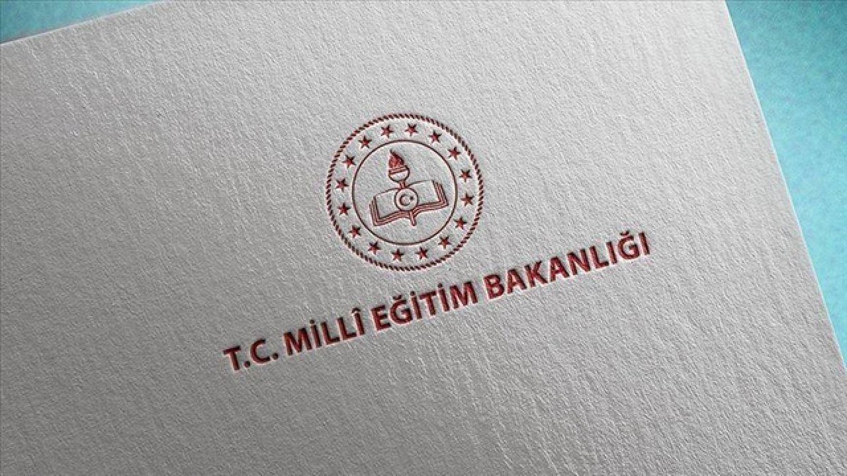 Mahmut__ozay's tweet photo. KILAVUZ YAYIMLANDI
***
🔺Millî Eğitim Bakanlığınca hazırlanan “2026/3 Öğretmenlik Mesleği Kariyer Basamaklarında İlerlemeye İlişkin Kılavuz” yayımlandı.

Uzman öğretmenlik ve başöğretmenlik eğitim programlarına başvurular 1-9 Eylül 2026 tarihleri arasında https://t.co/4dUUfDNfzg adresi üzerinden yapılacak. 2-6 Kasım 2026 tarihleri arasında ise ek başvuru alınacak.

Uzman öğretmenlik ve Başöğretmenlik Eğitim Programlarına ilişkin eğitimler 4 Eylül 2026-18 Aralık 2026 tarihleri arasında https://t.co/HrfcQLe3MB adresinden gerçekleştirilecek.

Uzman öğretmen ve başöğretmen ünvanı alanlar, sertifikalarının düzenlendiği tarihi takip eden ay başından itibaren ünvanları için öngörülen eğitim öğretim tazminatından yararlanacak.

Ayrıca uzman öğretmen ve başöğretmen ünvanı alanlara, her ünvan için ayrı ayrı olmak üzere bir derece verilecek.