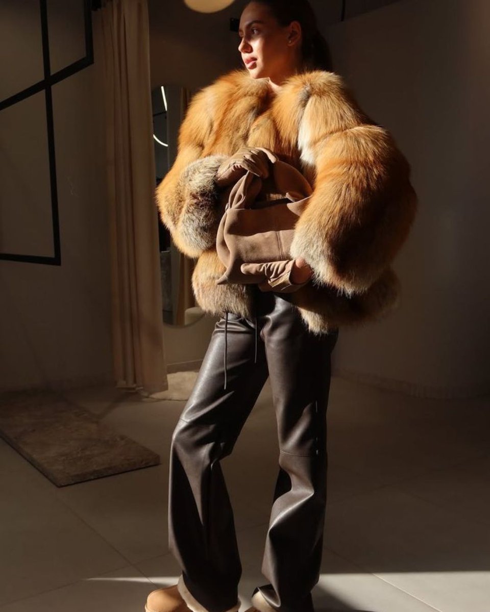 InfurMagazine's tweet photo. The first layer of autumn confidence.
#infur #infurmagazine #furluxury #furstyle #luxuryfur #richvibes #luxurylifestyle #statementlook #foxcoat #fox #furjacket #aw26 #fw26 #mobwife #fashionweek #neoelite #genz #wealth #genalpha #luxurylifestyle #highvalue #moneytok https://t.co/adEmUJdD3H