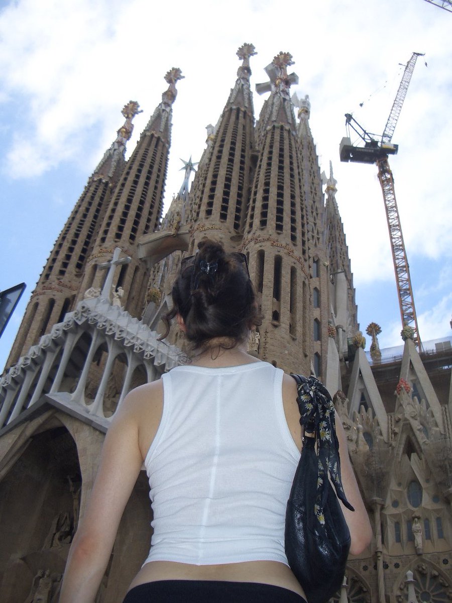 rottenbrunette's tweet photo. my friend’s digicam pics from barca https://t.co/UHe1bKpajv