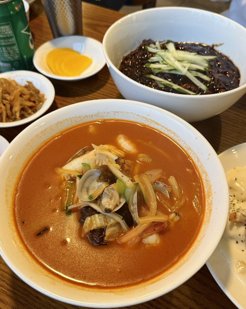 koreanyon_ol's tweet photo. ここは行って欲しい。韓国人がおすすめするソウルのレストラン↓

ホンデの近くにある「味がチャイナ」というお店🇰🇷
有名ホテル出身のシェフが手がける韓国風中華のお店で、ブルーリボン(韓国のミシュラン)もありえん数取ってるの。

食べてみた感想は、まずクリームエビが死ぬほど美味しい。エビチリのクリーム版なんだけどさっぱりしてるし、エビぷるぷる。

ジャジャン麺とちゃんぽんは、超正解な味だった。味付けも旨味も絶妙なバランスが完璧で、韓国人が思い描く、美味しい味そのもの。
#韓国旅行 #ソウル旅行