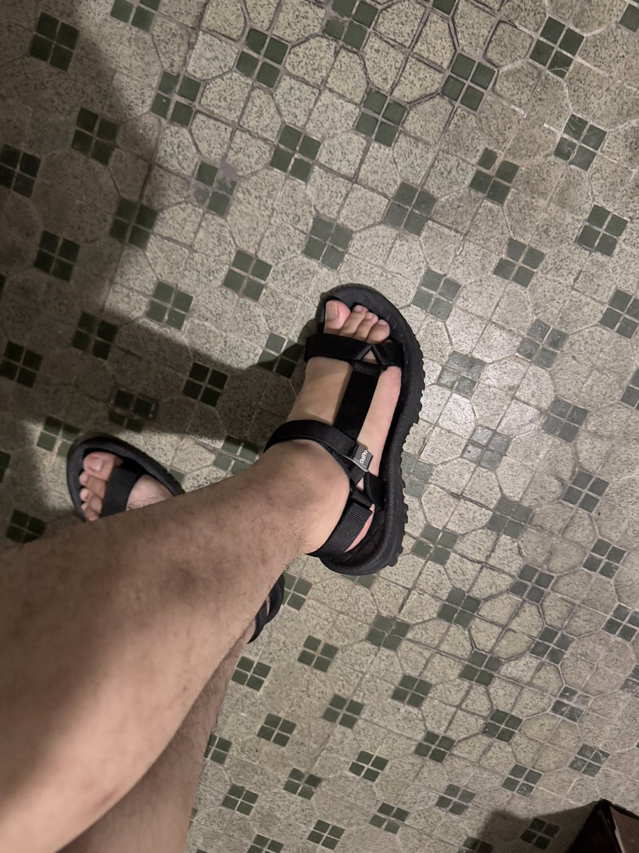 llkellyzzll's tweet photo. 第一次穿这种凉鞋 #teva #凉鞋 #足控 #恋物 https://t.co/mlBXZcl5Pv