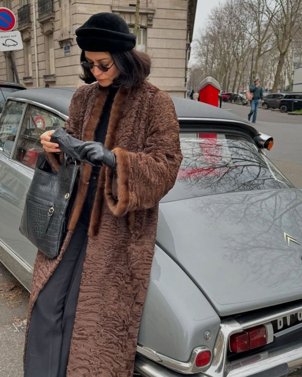 InfurMagazine's tweet photo. September dressing: a little practical, a little theatrical.
#infur #infurmagazine #newfashion #modernfashion #fur #furfashion #mink #minkfur #minkjacket #furjacket #aw26 #fw26 #mobwife #fashionweek #genz #wealth #genalpha #luxurylifestyle #highvalue #karakul https://t.co/vNXhAfHV8k