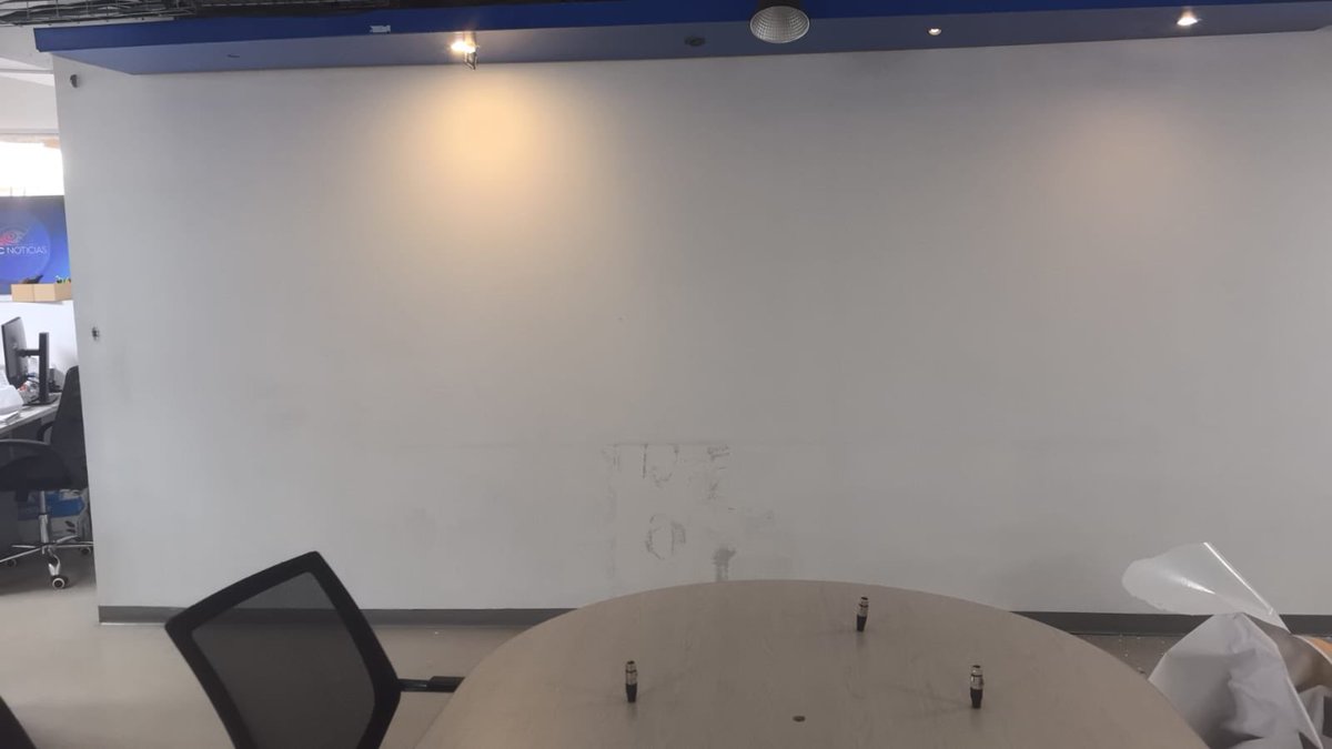 HOLLMANMORRIS's tweet photo. Lamento la desaparición de la sala de redacción “Germán Castro Caycedo” del sistema de medios públicos. 

La sala de redacción se crea en homenaje al gran periodista y cronista Germán Castro, se inauguró el 29 de agosto del 2024 en INRAVISIÓN.

Tenía como propósito crear el sistema informativo convergente más grande del país. Allí se aglutinaron los periodistas de los informativos de Señal Colombia, Radio Nacional y el Sistema Digital convirtiéndose en una sala de redacción con más de 200 periodistas tanto en radio, TV y digital. 

La fortaleza en la convergencia radicaba en que con las 20 emisoras de paz en diferentes puntos del territorio nacional que no eran las capitales , se lograba un cubrimiento del territorio que ningún otro medio de comunicación en Colombia conseguía, las voces de los líderes del territorio, campesinos, indígenas etc a eso se le sumaban los equipos periodísticos de las emisoras descentralizadas y los equipos de TV en las capitales más importantes del país, logrando así un cubrimiento del país claramente desde otras miradas más allá de las miradas tradicionales desde los mismos lugares comunes. 

En este esfuerzo se vincularon por primera vez a periodistas de comunidades indígenas, campesinas y afros , por primera vez en la TV pública aparecieron como presentadoras y presentadores rostros indígenas y afros, por primera vez se crearon espacios en la Radio Nacional en lenguas indígenas.

El homenaje a Germán Castro Caycedo consistía en que más periodistas en Colombia siguieran su legado , y uno de sus mayores ejemplos fue narrar y descubrir a Colombia desde sus territorios y eso se hizo, el territorio no se narra solo cuando caen las bombas y llega la violencia , lo narramos desde sus resistencias,festivales y sueños .

Esa sala de redacción convergente por primera vez en la historia de los medios públicos de Colombia se ganó dos años consecutivos el premio India Catalina a mejor noticiero del pueblo colombiano, nunca antes un noticiero del sistema público había ganado un galardón así. 

Pero además por segundo año consecutivo el instituto Reuter 
señala a Señal Colombia como el segundo medio más confiable del país .

Estos dos reconocimientos y argumentos deberían ser suficientes para desmontar las descalificaciones falsas sobre el sistema de medios públicos.
 
Eso sin hablar del crecimiento de la audiencia de Señal Colombia como nunca antes en los últimos años que ponía al sistema casi , como el tercer canal de TV más visto del país y en el caso de la Radio Nacional como nunca antes un crecimiento que nunca antes se había visto en su historia. 

Por eso los periodistas del sistema que hicieron posible estos logros me merecen todo mi respeto y admiración.

A Gloria Moreno de Castro a Catalina y Gustavo esposa, hija y hermano de Germán Castro Caycedo decirles que nunca pensé que a pesar de los vaivenes de la política no se respetará el nombre de la sala de redacción que llevaba el nombre de uno de los grandes del periodismo colombiano al que además le debemos muchos más homenajes.