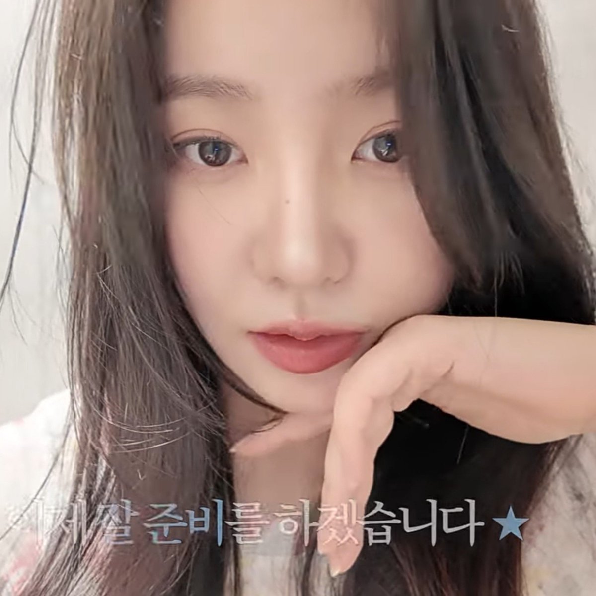 dk__blue's tweet photo. Why does Yeri look like Irene here?! Am I tripping or do y'all see it too???😭 https://t.co/93MRZsupQr