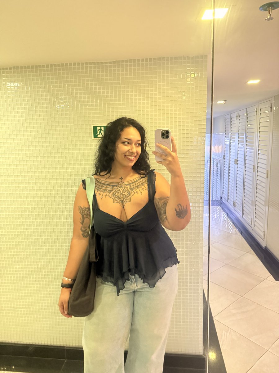 malauraaaa's tweet photo. Um pouco sobre mim:
Idade: 23
Pronomes: ela/dela
Orientação: hétero flex
Altura: 1,80
Calço: 41
Profissão: bartender
Signo: câncer 
Fumo: tabaquinho
Drogas: só álcool 
Bebida: chai 
Tatuagens: poucas mas grandes
Piercings: 12 (eram quase 30)
Cor favorita: rosa
Música: roqui https://t.co/DHE8Tdfmoe