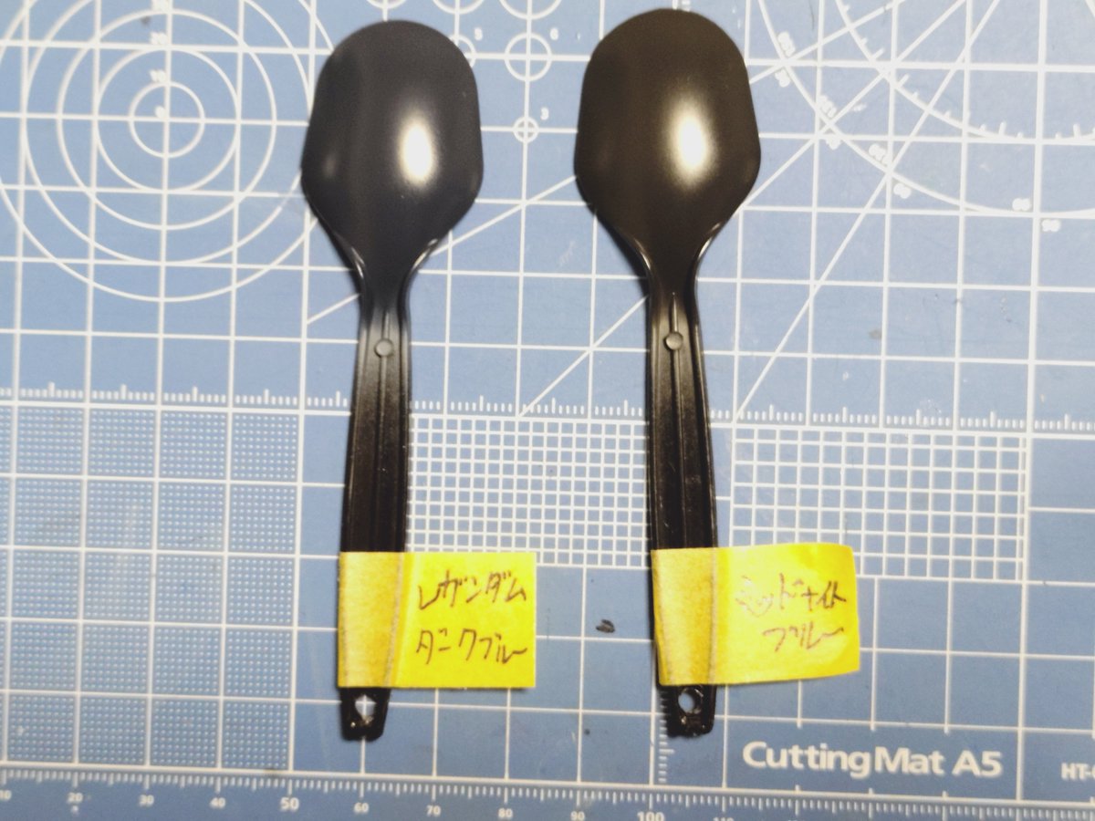 PC9821Ap3_C9W's tweet photo. サザビーの黒パーツの塗料選び
νガンダムダークブルーは思ったよりも紺色だったので今回もミッドナイトブルーに決定 https://t.co/judkK3662x