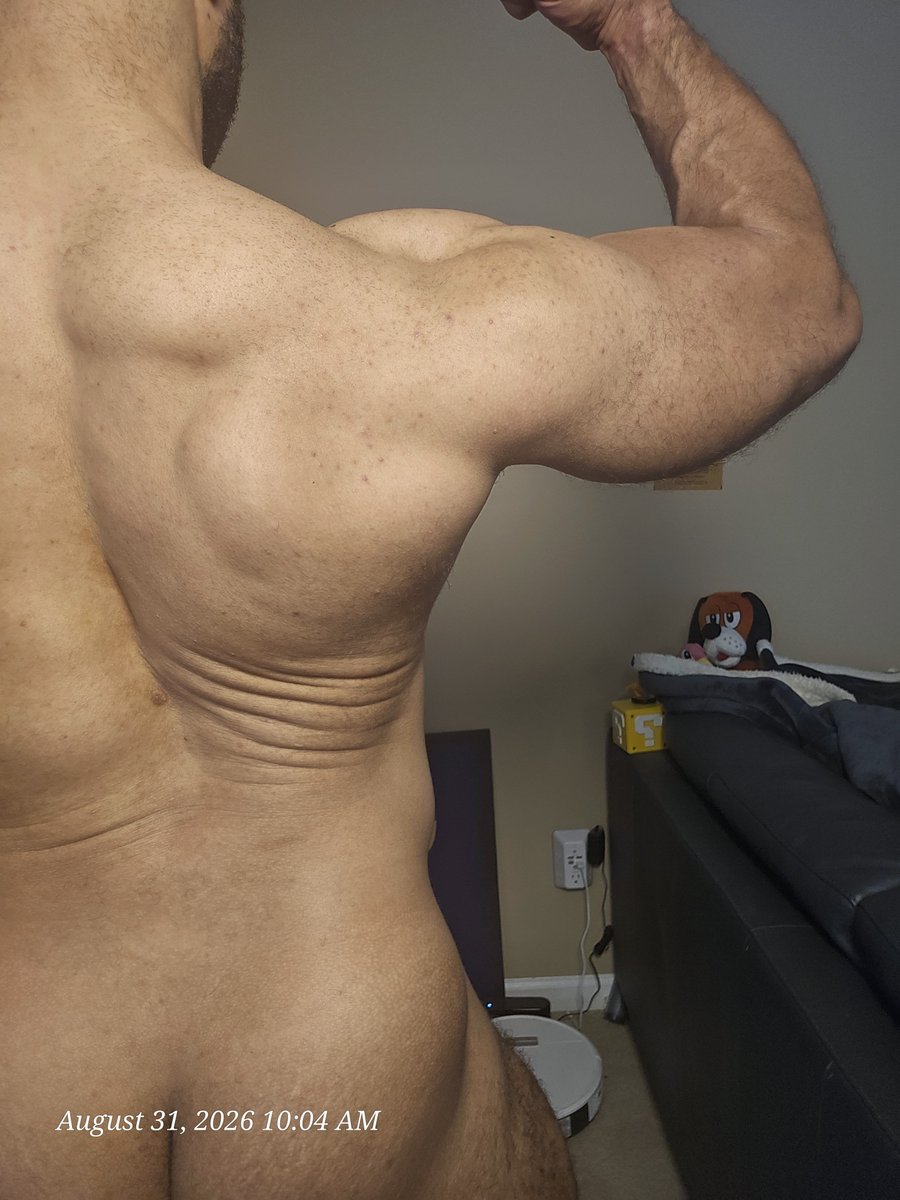 cur_mac's tweet photo. Starting the work week off with shoulders and arms 💪 https://t.co/g2lqncKR4x