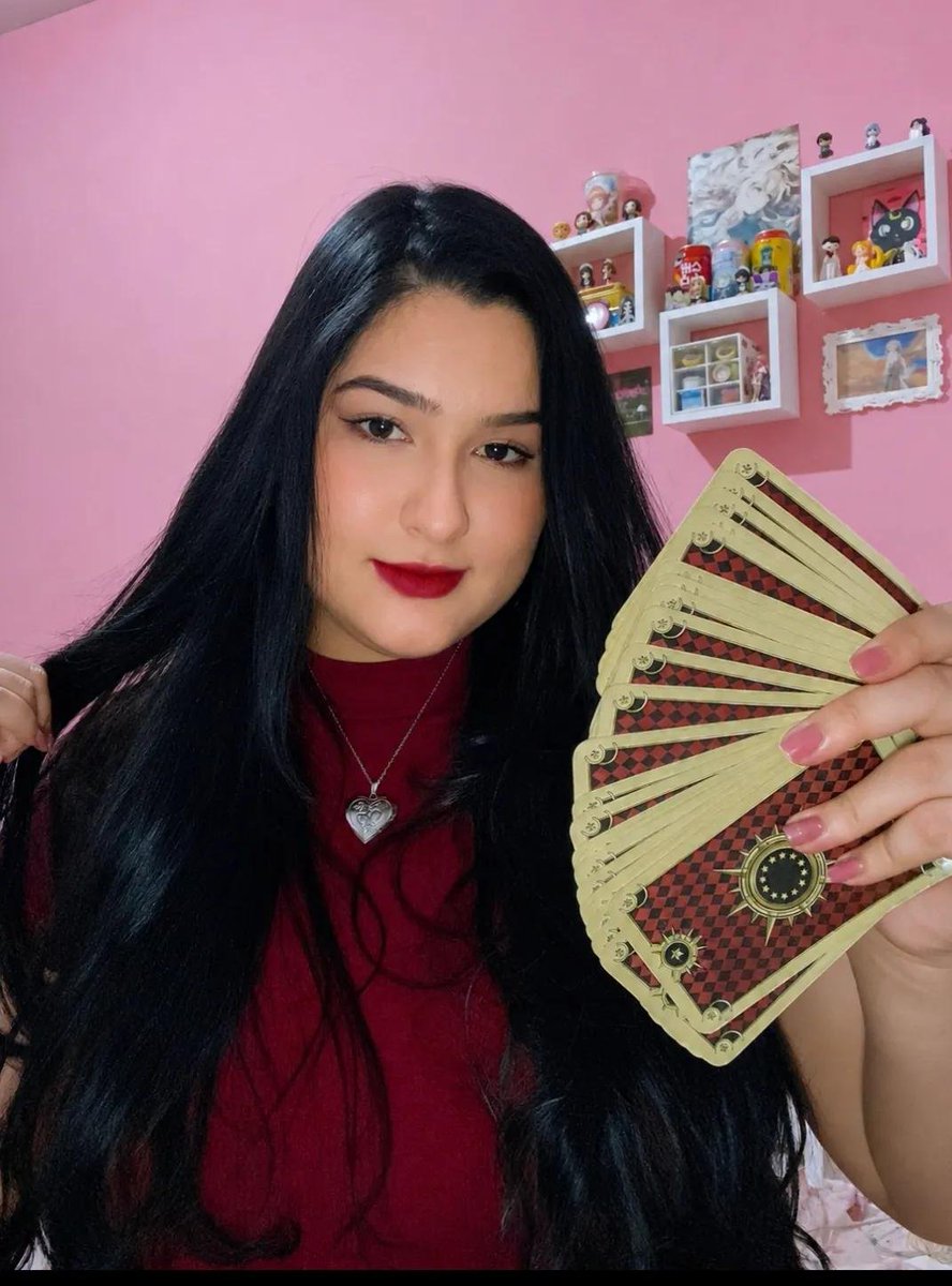 Oraculosdeiris's tweet photo. A moça das cartas mandou avisar que ela pode ser sua cartomente de confiança 🫣💜 https://t.co/EBOjh0oajR