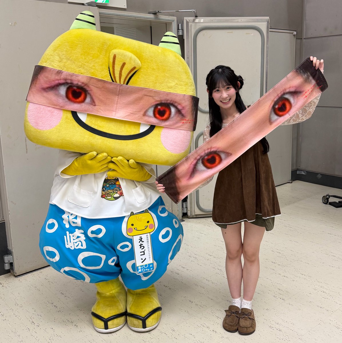 echi_gon's tweet photo. #NGT48 #佐藤海里 さんの生誕記念マフラータオルが昨年から妙にフィットしてきて、今年はさらにピッタリに！？
あとシーズン的にお中元などで色々な方面から頂いてしまい…www
投票しているかを「見ているぞ！」のやつだゴン！
投票🗳️→ https://t.co/PHT0gGLXQU
8月5日おたおめ！��� https://t.co/VJSlvP8mYd