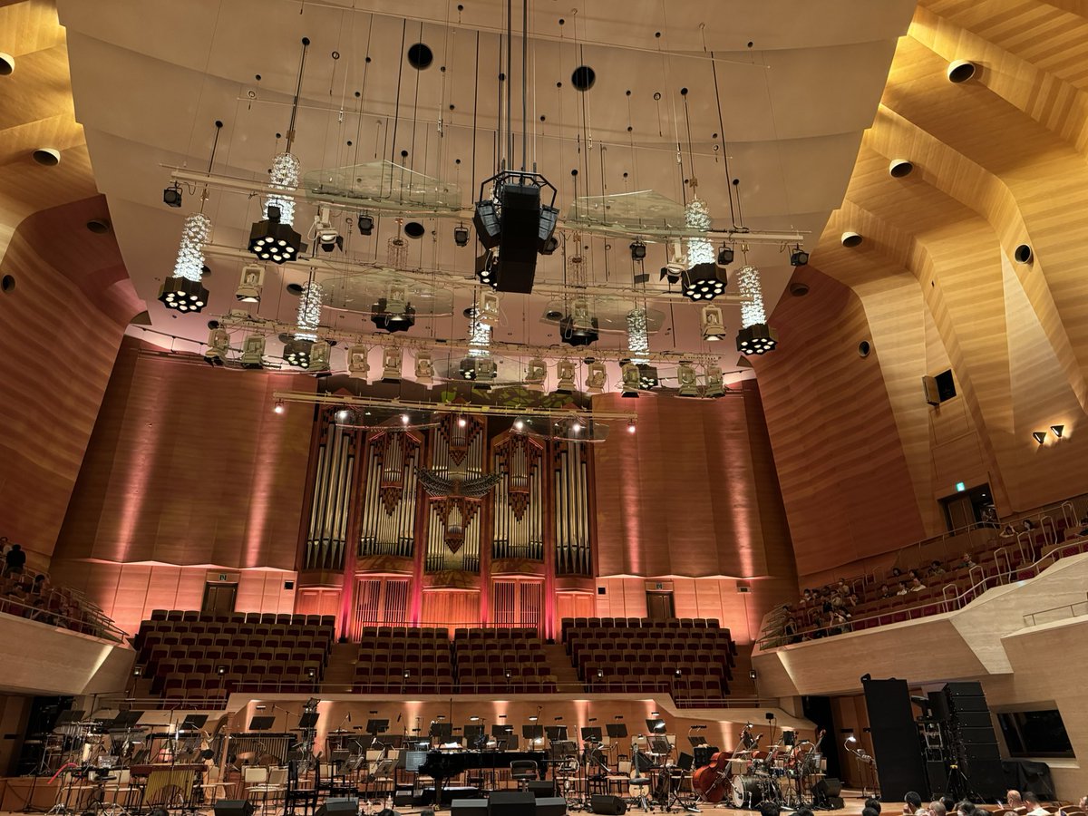 eisyouzi's tweet photo. サントリーホールでの原田知世Acoustic Ensemble Tour 2026へ。ツアーファイナルはグランドフィルハーモニック東京と共演。フルオケの音の立体感が素晴らしくて感激。二部の知世さんは終始ニッコニコの表情で輝いてました。 https://t.co/erAcZ0w946