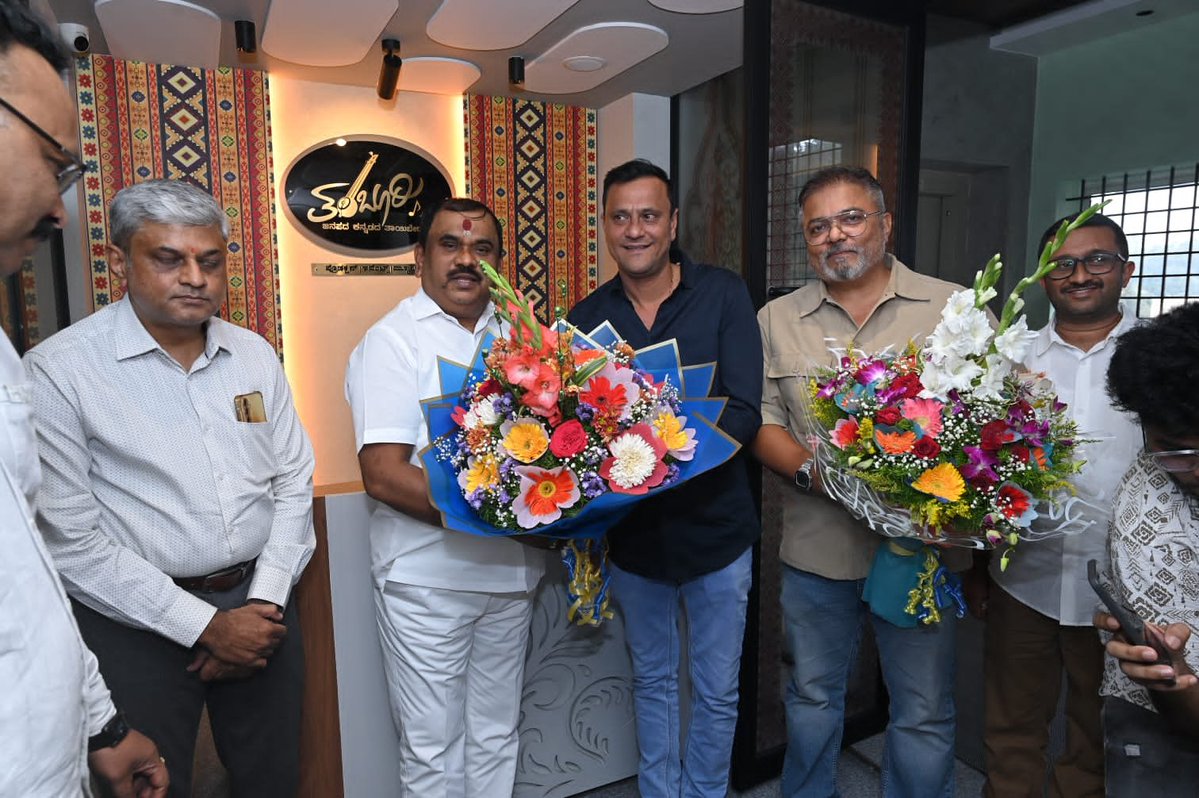 KeypadGuerilla's tweet photo. "Bengaluru is becoming like Mumbai 15 years ago": MNS and KRV join hands over migration & language

MNS leaders Yogesh Parulekar & Sandeep Deshpande met KRV chief TA Narayana Gowda in Bengaluru to discuss migration, language & cultural identity.

MNS KRV announce an Indian Languages Forum, a 10 point Common Minimum Programme and a mega convention in Delhi in Oct-Nov.

Parulekar says unregulated migration from North is altering the social character of #Maharashtra & #Karnataka 

#Bengaluru @narayanagowdru