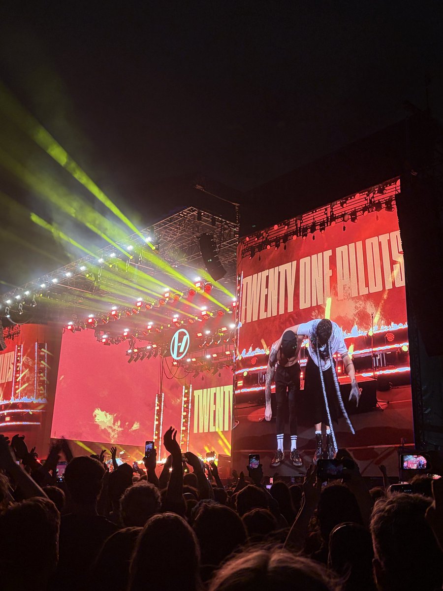 swiftbckley's tweet photo. had so much fun last night @allpointseastuk https://t.co/KouUlxow3x