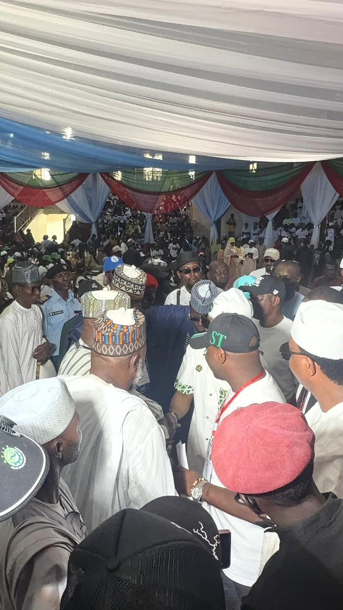 Fabulous__Jr's tweet photo. Relax, Tinubu Is Fixing Nigeria held its Northwest Town Hall and Public Engagement in Kaduna, bringing together coordinators and stakeholders to assess the reforms, achievements, and development policies of President Bola Ahmed Tinubu’s administration.
#RTIFNkadunaTownhall https://t.co/PtITpmGOad