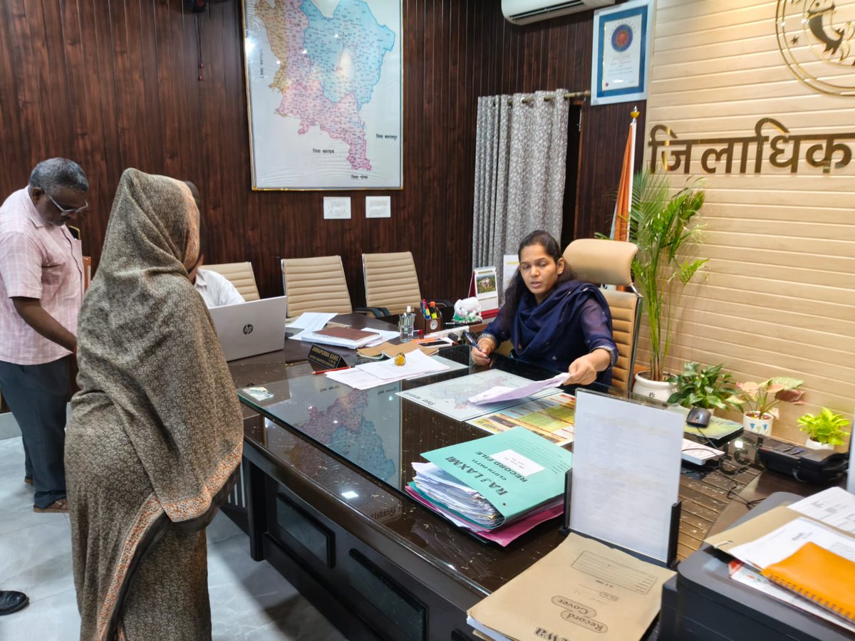 dmshravasti's tweet photo. जिलाधिकारी अन्नपूर्णा गर्ग ने जनता दर्शन के दौरान आमजन की विभिन्न समस्याओं को सुना। इस दौरान कई फरियादियों द्वारा भूमि कब्जा, राशन, पारिवारिक विवाद जैसी अन्य 16 शिकायतें प्राप्त हुई।  @CMOfficeUP @UPGovt @InfoDeptUP https://t.co/sk7Vrn97hv