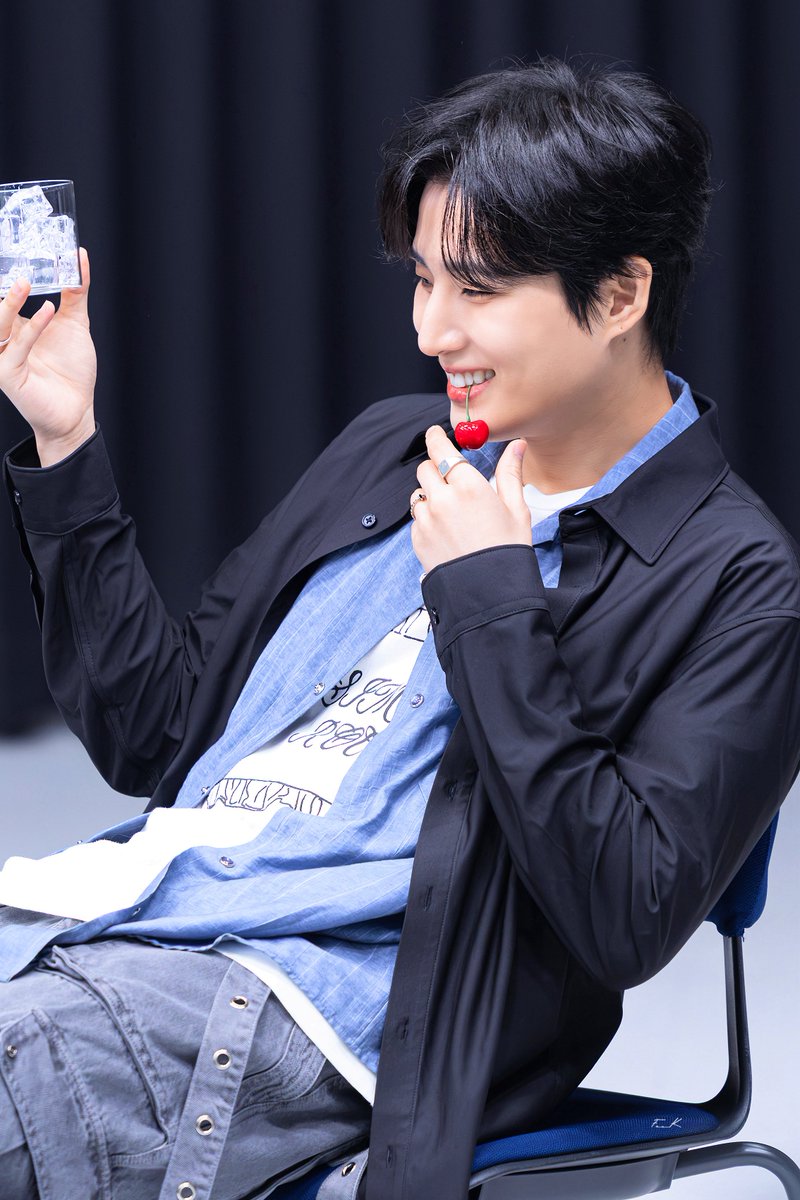 fox_ke2's tweet photo. 체리 입에 물었더니 여자들(나) 자지러짐
그게 웃겼던지 씨익 웃어버린 영키
여자는 미소에 한번 또 쓰러짐🫠

260806 위드뮤 
#강영현  #YoungK #영케이 #데이식스 #DAY6 https://t.co/u3f12gNRao