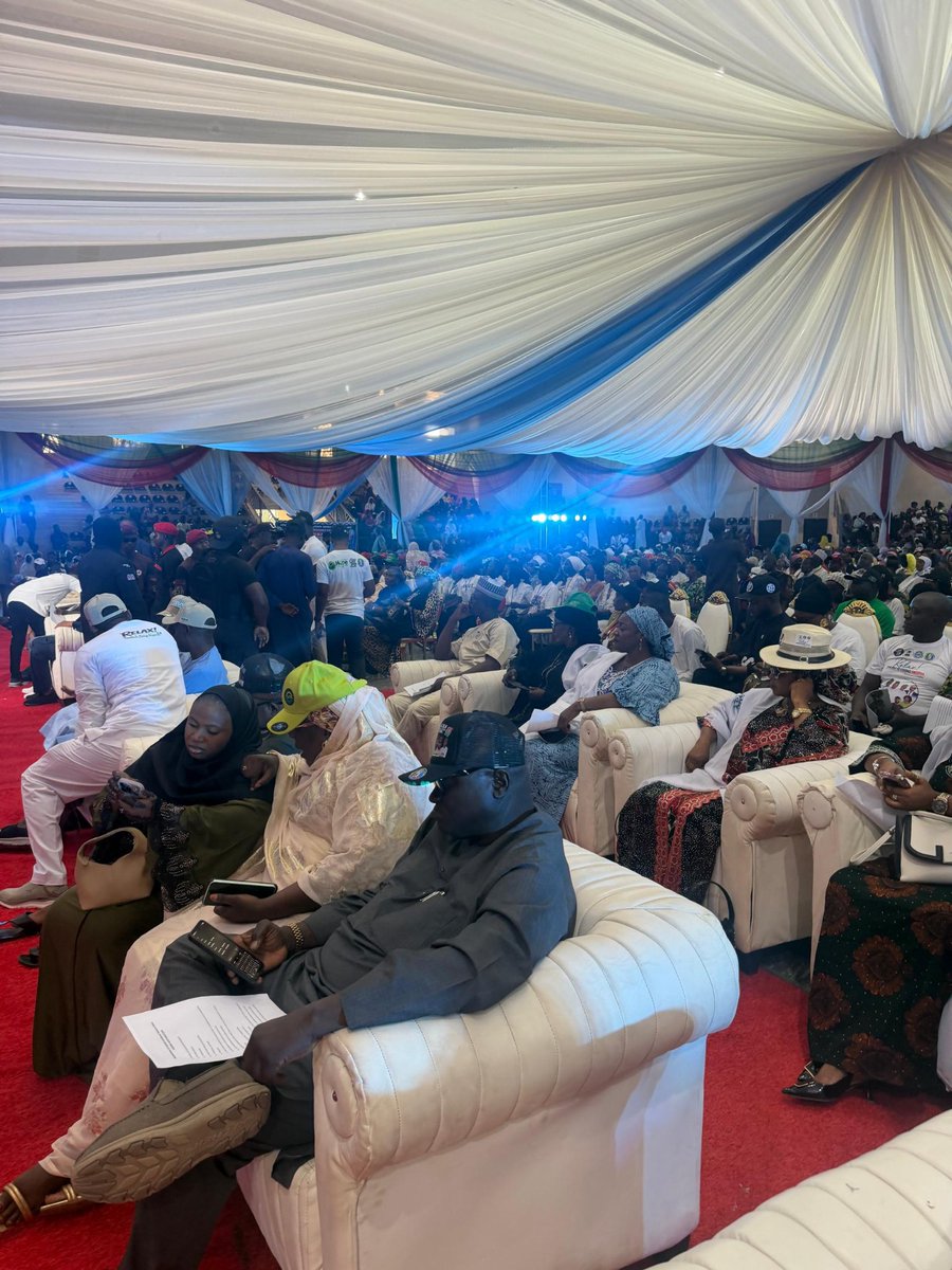 Tobenna21s's tweet photo. The Northwest Mega Town Hall in Kaduna brought together voices from different parts of the region, united around conversations about Nigeria’s development and the Renewed Hope Agenda. 🇳🇬
#RTIFNkadunaTownhall https://t.co/Kv416okkOx