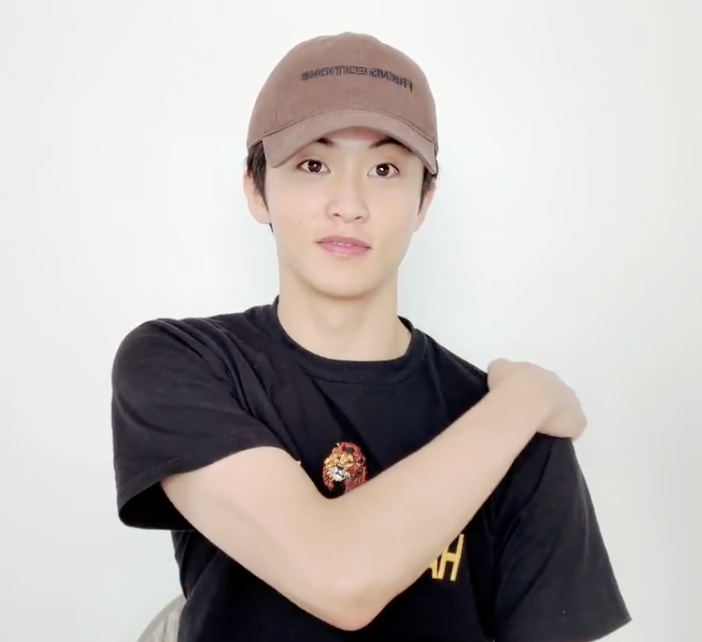 urfavvleehaenie's tweet photo. ม้าคบอกว่านี่ก็คือชุดนอนจริงๆ ของม้าค น่าจะใส่นอนมาตั้งแต่เมื่อวานหรือเมื่อวานซืนแล้วมั้ง แล้วก็ใส่นอนต่อเนื่องอยู่ รู้สึกว่าตัวเองจะเปลี่ยนชุดนอนประมาณอาทิตย์ละครั้งนะ เพราะปกติก็ซักผ้าสัปดาห์ละครั้ง เพราะงั้นใส่ชุดนี้ตลอดหนึ่งอาทิตย์

ละก็ถามว่ามันดูแปลกๆ รึเปล่านะ? หนึ่งอาทิตย์มันนานเกินไปไหม? ชุดนอนใส่ประมาณหนึ่งอาทิตย์ก็น่าจะโอเคไม่ใช่หรอ? ไม่ได้นานเกินไปใช่ไหม? ละคอมเมนต์ก็บอกว่าไม่แปลก5555555555555555 ม้าคก็บอกว่าขอบคุณครับ สมกับเป็นทุกคนจริงๆ 555555555