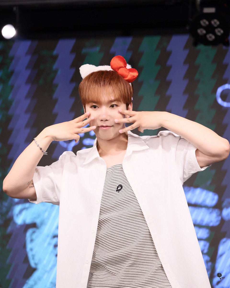 100per_gugu's tweet photo. 30.aug.2026
KISS Entertainment STUDIO 

【夏の記憶Ⅲ_Rock Hyeon】
digital singleプロモーションイベント
2nd

かぶりものの天才登場
🐶🎀🐣

💚
#初恋🍅

#FAVE1 #페이브원
 #록현💚
 #ROCKHYEON 
@FAVE1_official 
@gusdl210 https://t.co/XjTn0H4bwQ