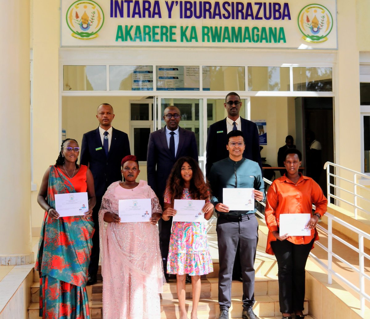 RwamaganaDistr's tweet photo. Uyu munsi Umuyobozi w'Akarere @RadjabM  ari kumwe n' uhagarariye Ubuyobozi Bukuru bushinzwe Abinjira n' Abasohoka 
@Rwandamigration 
 bayoboye umuhango wo kwakira indahiro z'abantu 5 bahawe ubwenegihugu nyarwanda. https://t.co/t9SQUpYXaZ