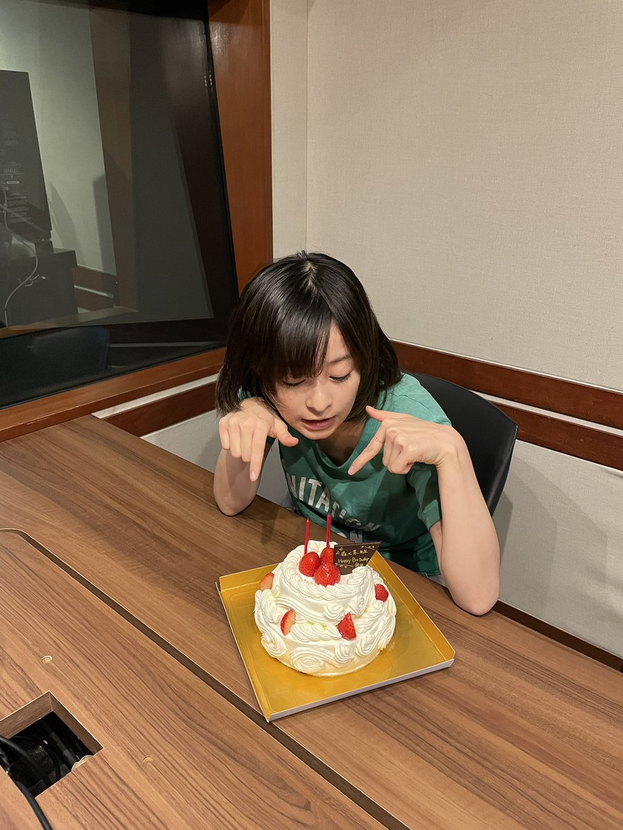 morinanamusic's tweet photo. お久しぶりの森七菜ROCKS!
楽しんでもらえましたか？
スタッフさんからバースデーケーキをいただいて嬉しそうな森さんです。🎂
明日も開講！🏫

https://t.co/CzIavaHFxY

#森七菜 #カフェ・オ・レ #���クールオブロック https://t.co/b3p9IoGRP9