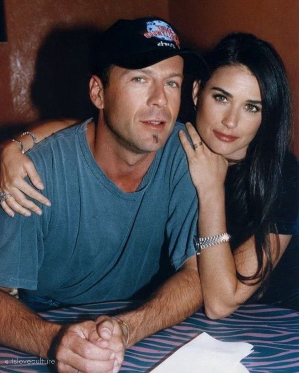 itsloveculture's tweet photo. Enquanto Demi Moore continuar cuidando e estando ao lado de Bruce Willis, eu vou continuar acreditando que alguns amores simplesmente não acabam 😭❤️ https://t.co/rtqihhoLLG