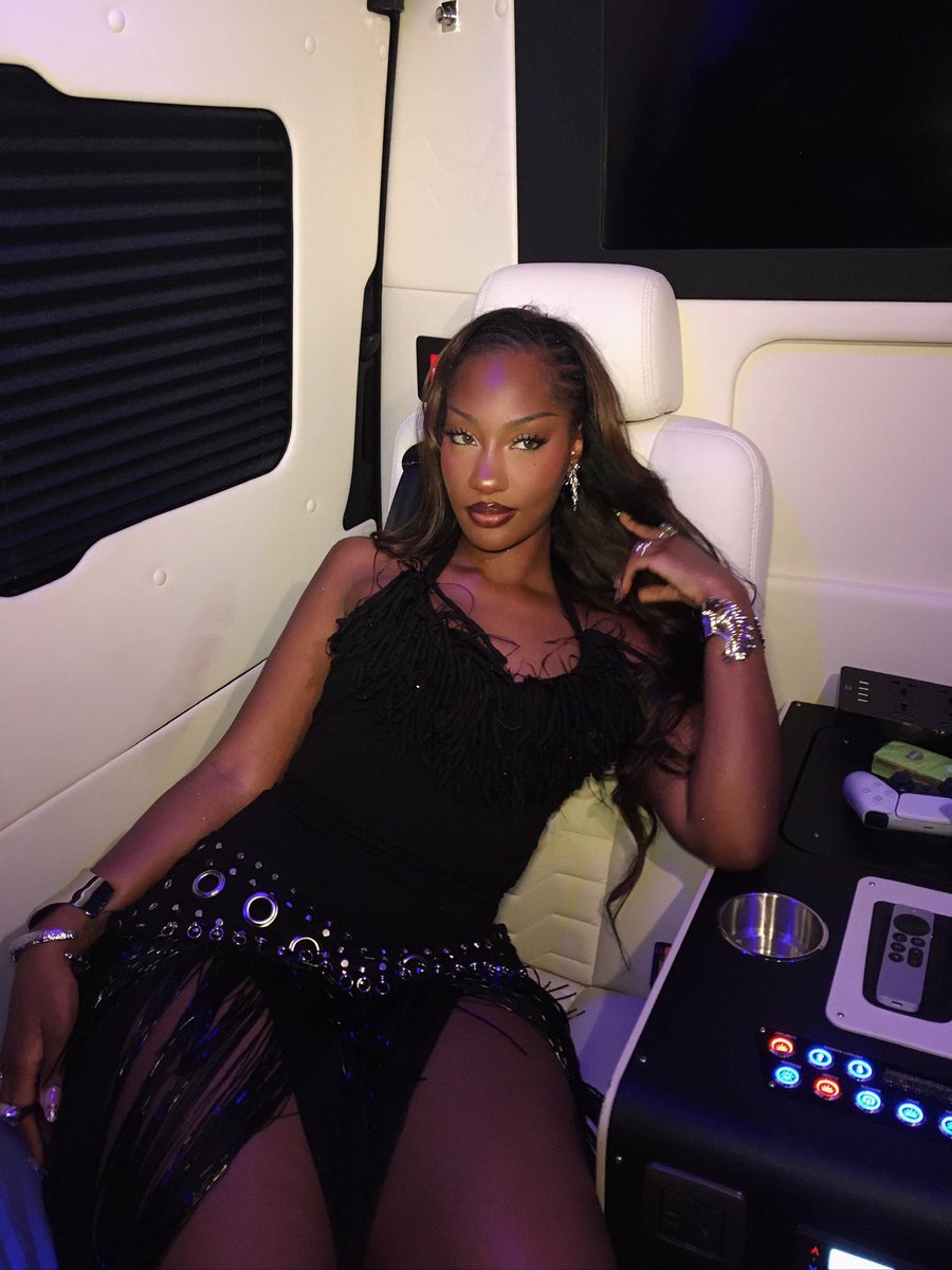 blacktwiterthrd's tweet photo. Tems looking gorgeous in new photos. https://t.co/MZZygSv6yg
