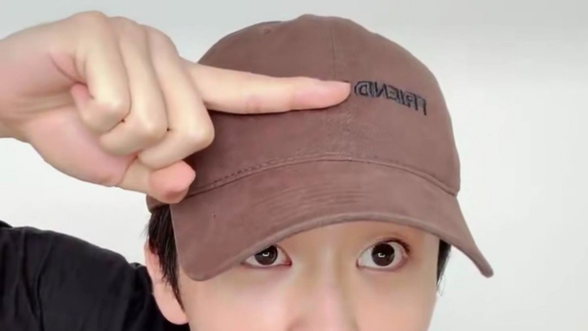 anythingforlmk's tweet photo. Mark specifically pointing out the word 'friend'

'MY FRIEND' LIKE HMMM https://t.co/tGxbZ3fSwY