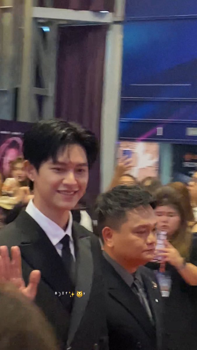 baiiifiayyy's tweet photo. Before                                      After 
จบแล้วที่เสาะหาได้มาพบตัวจริงสักที กว่าจะได้รูปนี้รอมาตั้ง 3 ปี (จัดอีกน๊าอยากไปทุกปีเลย บ้านเบสน่ารักมากถ่ายรูปสวยน่ารักเป็นกันเองสุดๆ พอได้ไปงานค้นพบว่าพี่เพชรตลกมาก)

#33thWishUponPetch 
•~💎 #petchriot 💎•~ https://t.co/A6dS4wxbju