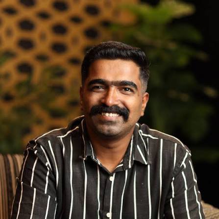 AlwaysBollywood's tweet photo. #Exclusive 🚨

#Dragon is ready to spit fire 🔥

Dracarys mode activated 💪

#RaviBasrur has reportedly submitted 14 BGM templates to director #PrashanthNeel for #JrNTR’s elevation moments in the upcoming Pan-India biggie #Dragon 🔥

A source reveals that Neel is expected to pick 3 themes for different situations , aggression, emotions and a more jovial mood. 🔥