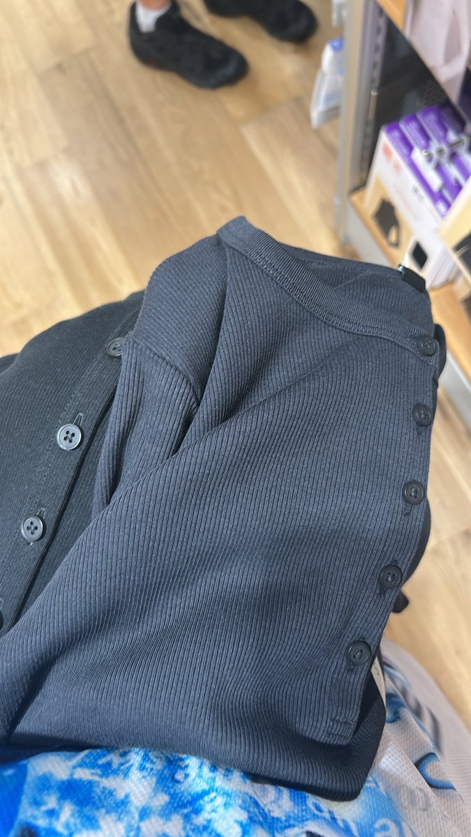 ATSUMlYA's tweet photo. the concept of me trying on two almost identical black henleys at uniqlo https://t.co/XC0CNvsmn4