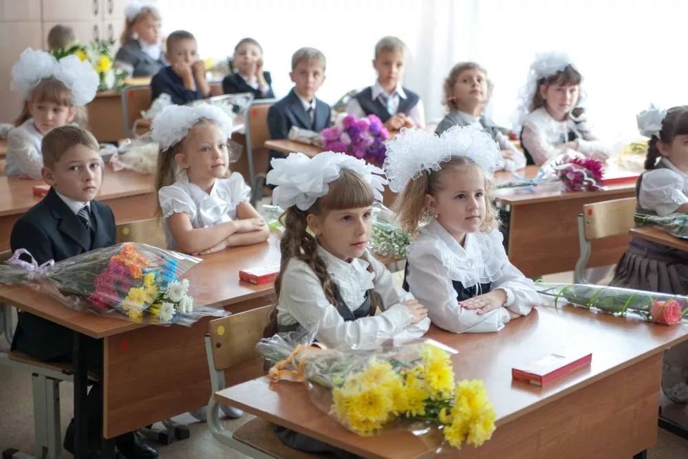 RusBotschaft's tweet photo. 🔔 Tag des Wissens 📚

Die Sommerferien sind vorbei, heute setzen die russischen Schüler ihre Reise ins Land des Wissens fort. Am 1. September öffnen sich in Russland auch die Türen von Colleges, Lyzeen, Hochschulen und Universitäten. Wir gratulieren herzlich unseren Schülern und Studenten zum Tag des Wissens und erzählen Ihnen über unseren nationalen Feiertag!

Am 1. September beginnt in Russland, sowie in vielen anderen ehemaligen Sowjetrepubliken, das Schuljahr. Schon vor 90 Jahren wurde in der UdSSR dieser Tag als einheitlicher erster Schultag eingeführt. Im Jahre 1984 wurde er offiziell zum ‘Tag des Wissens’. 

Der 1. September ist in Russland ein besonderer Tag: Nach drei Monaten Sommerferien hetzen gut gekleidete Kinder in die Schule. Jungs tragen Anzüge, weiße Hemden und neue polierte Schuhe, Mädchen haben schöne Röcke, Blusen, Kleider oder Anzüge an. Besondere Accessoires für Mädchen sind weiße große Haarschleifen - das ist schon eine Tradition, am 1. September Haarschleifen zu tragen, die von Generation zu Generation geht. In Russland ist die Schuluniform in vielen Schulen Pflicht. Zur Einschulung erhalten die Kinder keine Schultüte, sondern sie bringen ihrer Lehrerin Blumen mit. 

Am frühen Morgen des 1. September gehen die Kinder in die Schule, in der Regel in Begleitung ihrer Eltern oder Verwandten, vor allem, wenn es ihr erstes Schuljahr ist. Eine halbe Stunde vor Unterrichtsbeginn stellen sich alle Kinder vor der Schule in einer Reihe bei ihrer Klassenleiterin auf und hören dem Direktor der Schule zu, der eine feierliche Rede zum Beginn des neuen Schuljahrs hält.

Offiziell startet das Schuljahr mit der beliebten Tradition, dem sogenannten ‘ersten Klingeln’: Dabei trägt ein Schüler der 11. Klasse (letzten Klasse) eine Erstklässlerin, die währenddessen mit einer Handglocke das neue Schuljahr einläutet. 

Das ‘letzte Klingeln’ haben wir auch: am letzten Schultag, 25. Mai, ertönt die Klingel zum Abschied ein letztes Mal für die Schüler, die die Schule abschließen.

@RusBotschaft 

#Schule #Russland