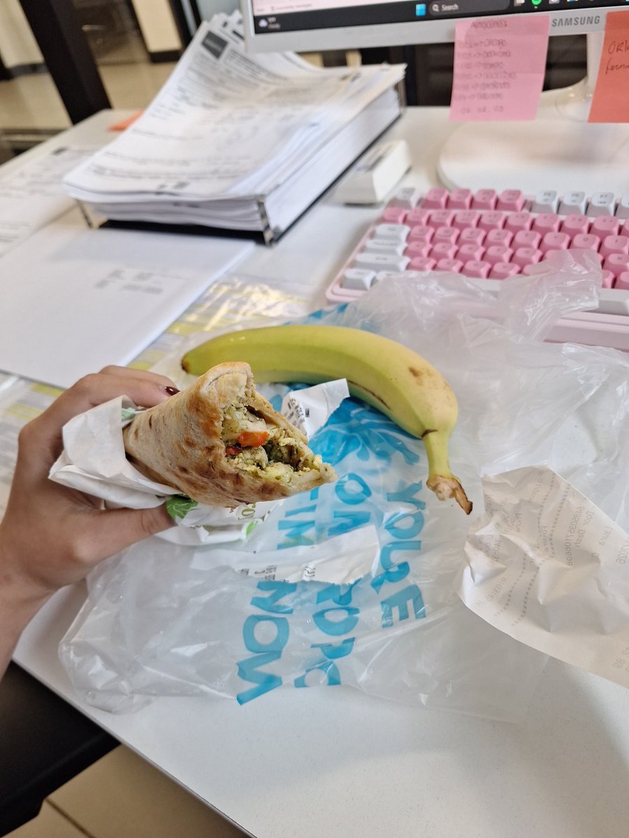 FturSkinnyDevil's tweet photo. Breakfast

Chicken/egg pesto wrap
Banana 

Roughly 600 cals https://t.co/yg3jCVEnsq