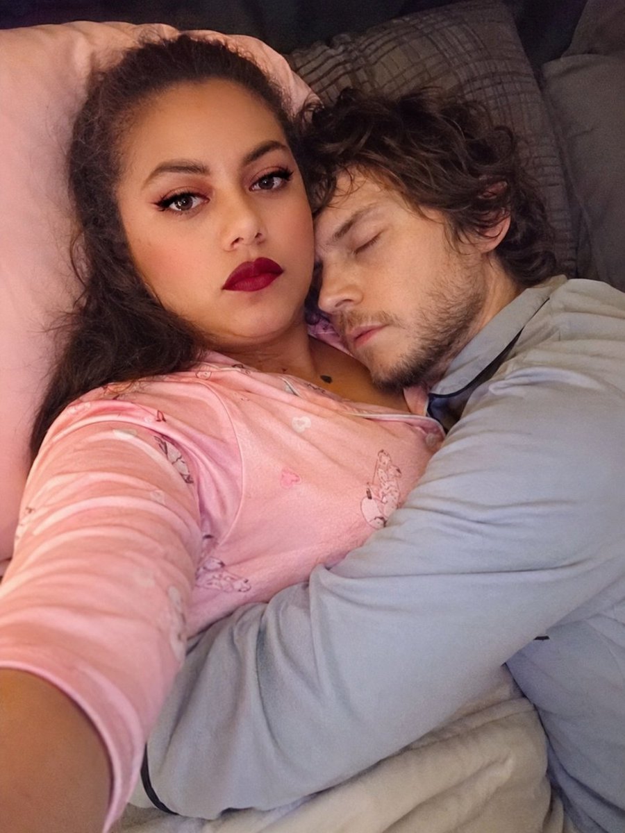 CoraRodrguez10's tweet photo. Te amo mucho mi amor eres lo más hermoso que me ha pasado 🥰🥰🥰😍
#evanpeters #evanpetersismyhusband https://t.co/x5AeDhp9yY