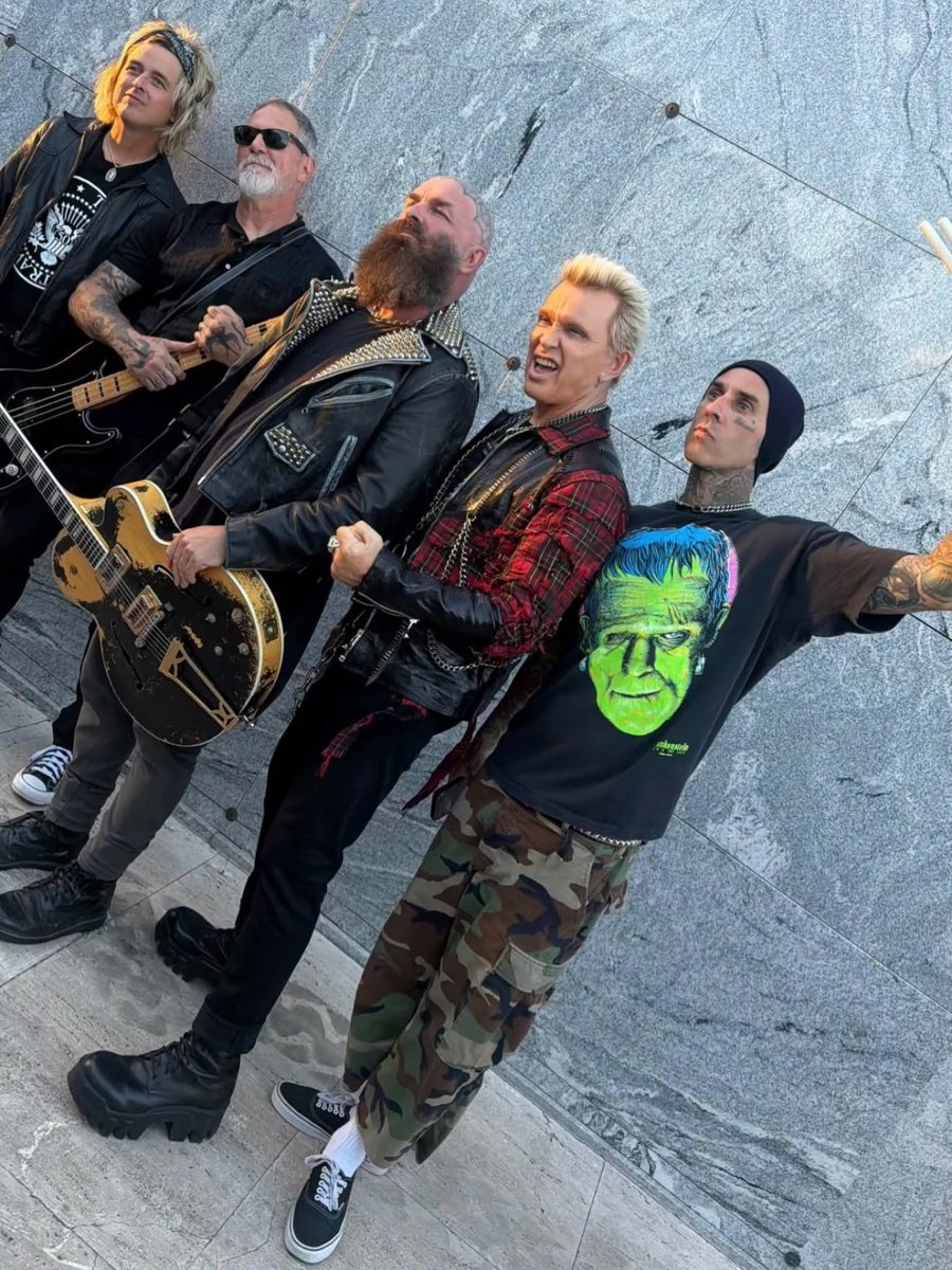 GDArgNation's tweet photo. Los cretin family junto al señor Billy Idol ayer https://t.co/Rbek6TlCl4