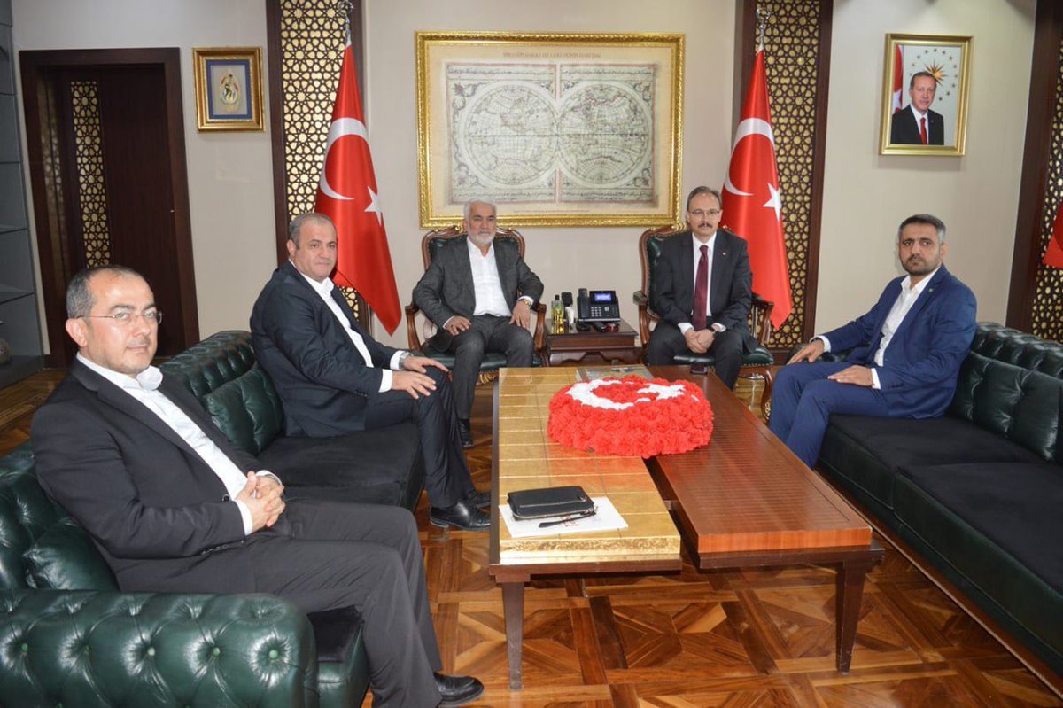 HudaParSiirt_'s tweet photo. Genel Başkanımız Sayın Zekeriya Yapıcıoğlu, beraberindeki heyetle Siirt Valisi Dr. Kemal Kızılkaya’yı ziyaret etti.

Ziyaretimizde ilimizin genel sorunları, vatandaşlarımızın beklentileri ve çözüm bekleyen meseleler hakkında Sayın Valimize görüş ve önerilerimizi ilettik. https://t.co/Iv5jpbvqxC