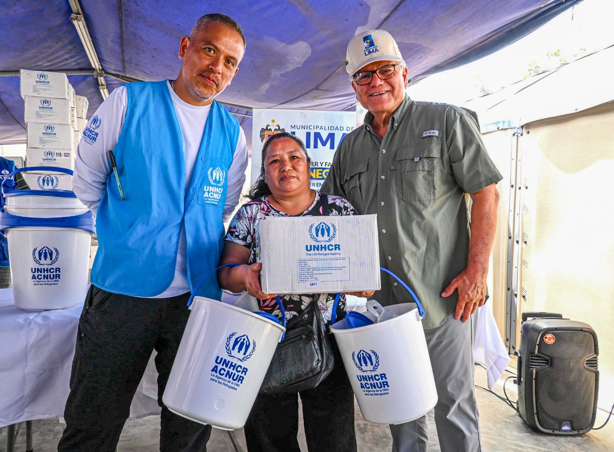 ACNURPeru's tweet photo. ¡Un gran día!🤗

👩🏽‍🦱👩🏽Decenas de mujeres refugiadas y peruanas en en San Juan de Lurigancho ya tienen en sus manos 100 kits de cocina, 200 baldes y 200 cantimploras.

Una ayuda que les permitirá mejorar su calidad de vida y la de sus familias💙

Junto a @FundacionLima y @MuniLima. https://t.co/EguqsWLw7J