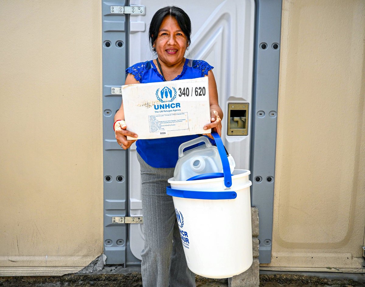 ACNURPeru's tweet photo. ¡Un gran día!🤗

👩🏽‍🦱👩🏽Decenas de mujeres refugiadas y peruanas en en San Juan de Lurigancho ya tienen en sus manos 100 kits de cocina, 200 baldes y 200 cantimploras.

Una ayuda que les permitirá mejorar su calidad de vida y la de sus familias💙

Junto a @FundacionLima y @MuniLima. https://t.co/EguqsWLw7J