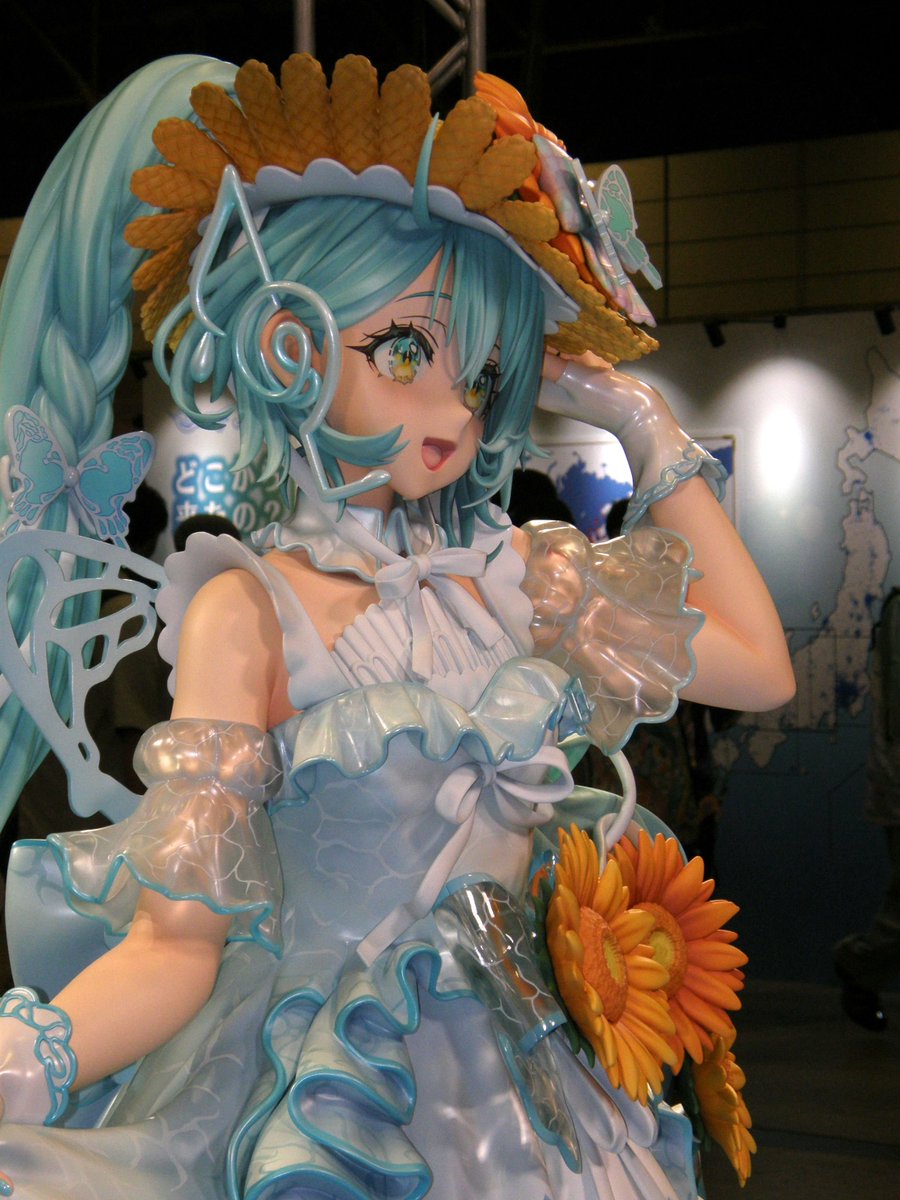 marosuke2600_d's tweet photo. 62万のミラーレス vs 初音ミクと同期のコンデジ vs 戦後すぐのフィルムカメラ  

ミクさん誕生日おめでとう！！！(滑り込み) https://t.co/B9rKgJRjCu