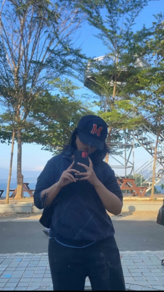 zoefuly's tweet photo. [QUEER FRIENDSHIP APPLICATION]
name: zoe
age: 25+ (the actual older woman)
occupation: talking and listening to a lot of people
zodiac: Taurus mei 
height: dikit, ga banyak
hobby: movie marathon, weightlifting
fun fact: I'm fine being the steve, third wheeler https://t.co/3TQecKqgES