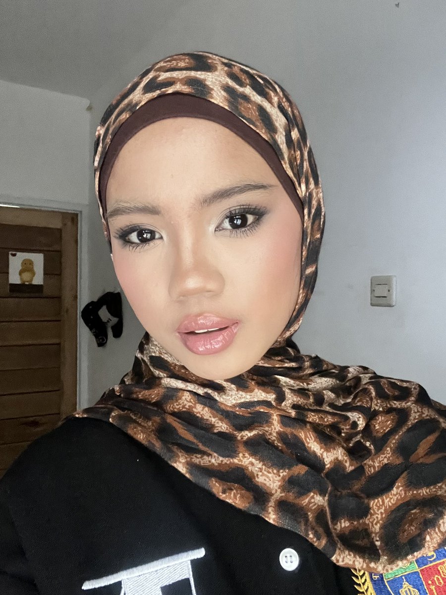 ijalnangor's tweet photo. kuliah memang fashion show dan bikin makeup ini cuma butuh waktu 30menit- 1jam, so waktu tidur gw ga keganggu lol https://t.co/pyFqWPWLU1