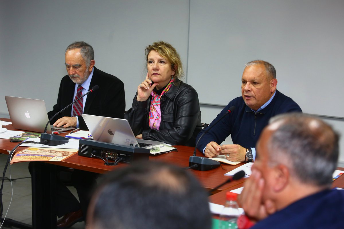 AUR_cl's tweet photo. Te invitamos a leer nota publicada en 
@elmartutinocl " Gobernadores y Universidades Regionales acuerdan abordar de forma conjunta discusión presupuestaria"
https://t.co/GCydK4XGaP https://t.co/T1OhGqZQJR