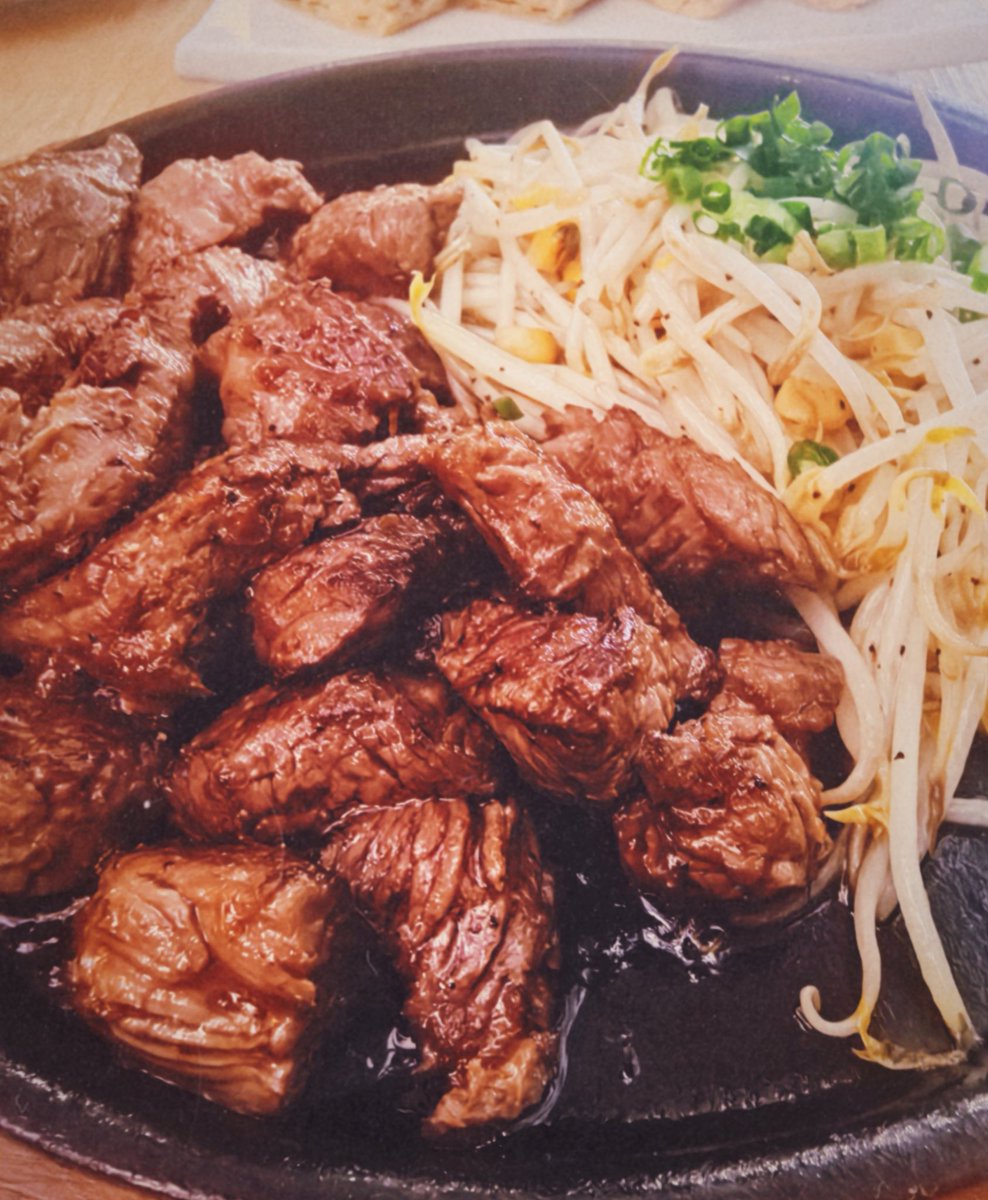 xukego's tweet photo. 第三次和我吃饭，
百亿身价的他
已经有点发福，那个身穿鹿皮大衣的少年已不再。
取而代之的是一身奢侈品牌的西装，里面打底是印有波场logo的t恤。

他夹起一块牛肉，吧唧着嘴，跟我说：
他不相信任何人。
包括父母。

眼神里，
流淌着经典佛洛依德 要用一生治愈童年，
原生家庭创伤很深的样子。

我说：可是我爱我妈啊，我妈想要什么我有能力就给她出钱…
🥹
他打断我，并严厉的教育我：
“徐可，你在这件事上千万不要犯蠢。
千万不要给父母花钱，否则他们胃口就会被养大了。”
“父母一但开始问我要钱，他就是我的员工了。”
“反之也是一样，你只要给我钱你就是我老板。”
🫪
我震惊了
一时语塞说不出话来。

趁我愣住的间隙，
🥢他夹了两块牛肉到自己嘴里：
“比如我爸上个月过六十大寿，
他跟我许愿想要一台60万左右的奔驰，
但是我没买。”
🫪

趁我愣住的间隙，
🥢又夹了几块牛肉到自己嘴里：
“我给他买了一个车位。”
“我告诉他：你想要什么，你就是靠自己。”
…🫪
我正打算下筷子，
忽然，
他抬起头看着我，
眼神坚定还略带中二的说：
“你，就是靠自己。”
🫪
我一哆嗦，
🥢筷子掉在地上，
倒退三步，跌坐在地。

那一刻我脑海里在后悔，在自责，捶胸顿足的，
在想2016年，我是不是不该给这个男孩推荐马男波杰克。

后来，
我才明白，
他只是单纯的想震惊我一下，
阻止我吃那盘他最爱的铁板牛肉。

再后来，
我的很多员工被他挖到他的公司。
其中一个员工和我说：
徐老板，我们特别想你。
公司氛围不好，孙哥他爸来上班了，在公司抓贪腐。

没有铁板牛肉，
🥘
孙哥的爸，
真的当了员工。
也有KPI
😭